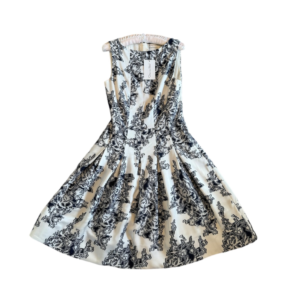 A stunning Oscar de la Renta statement Cocktail/ Party Dress. Size US 4